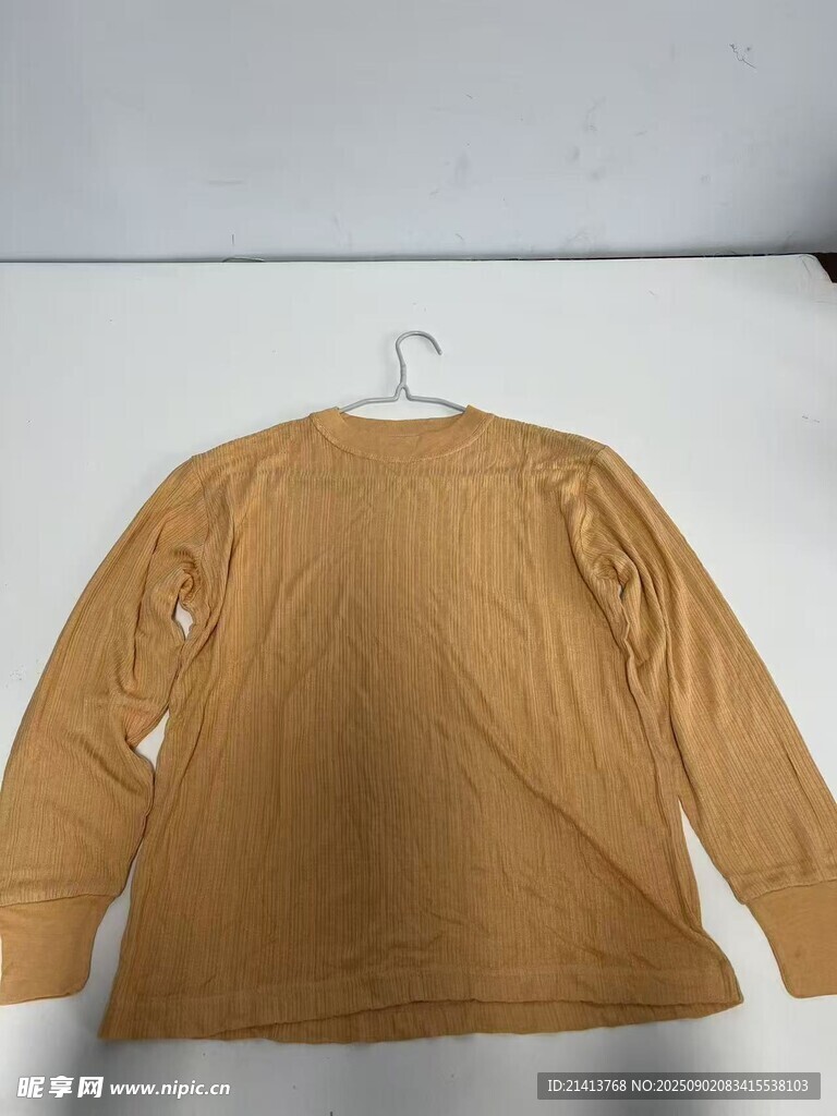 棕色長袖上衣掛于衣架