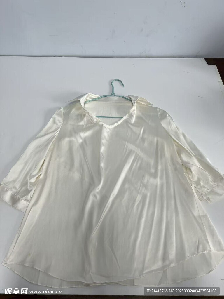 白色光澤短袖襯衫展示