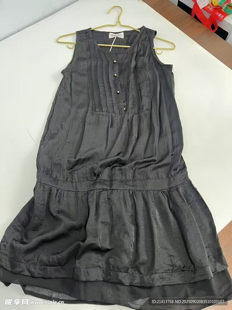 黑色無袖褶皺連衣裙展示