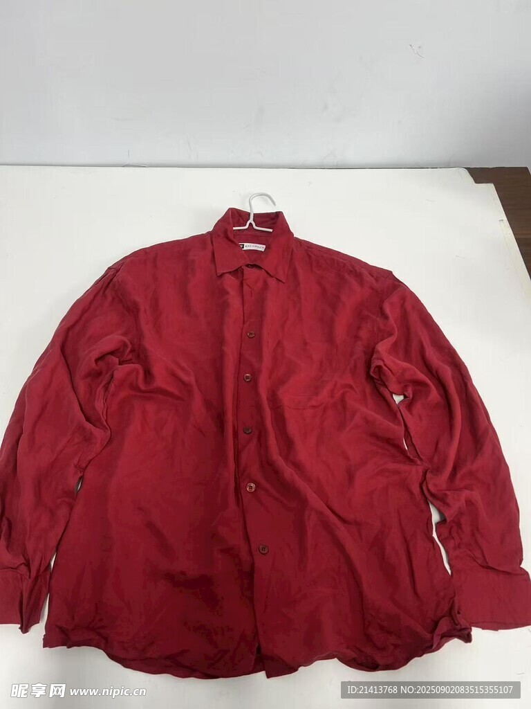 紅色長袖襯衫展示