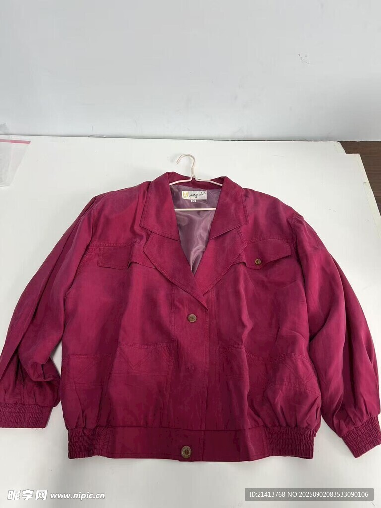 酒紅色V領(lǐng)長袖上衣展示