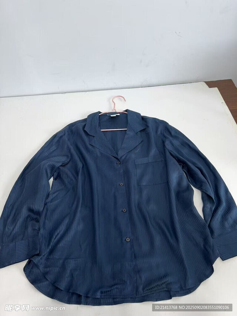 深藍色長袖上衣展示