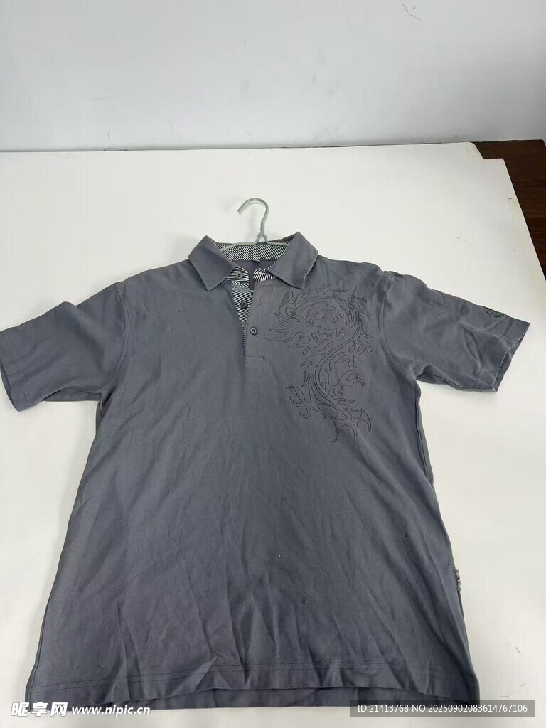 灰色短袖polo衫掛放展示