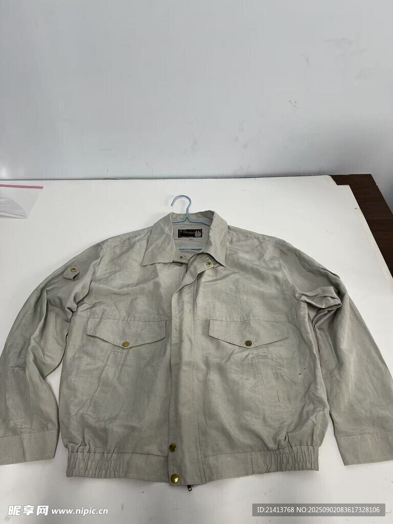 淺灰色工裝風(fēng)夾克展示