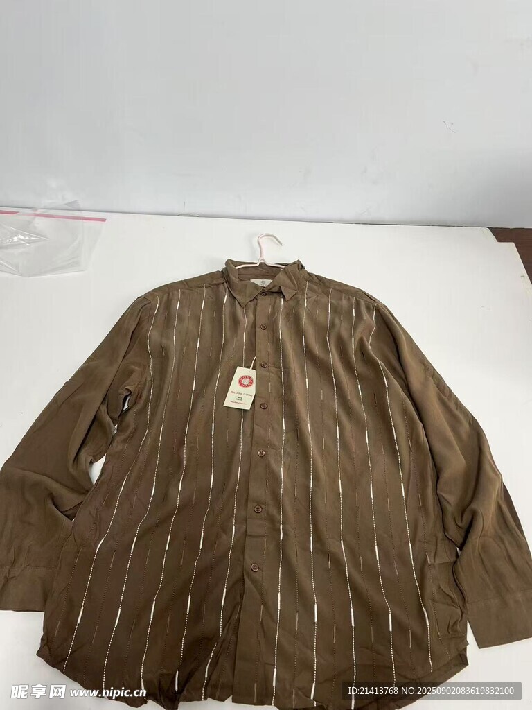 棕色條紋長袖上衣展示