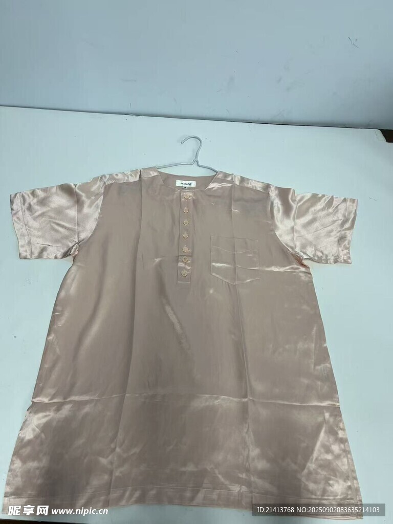 米色短袖上衣展示