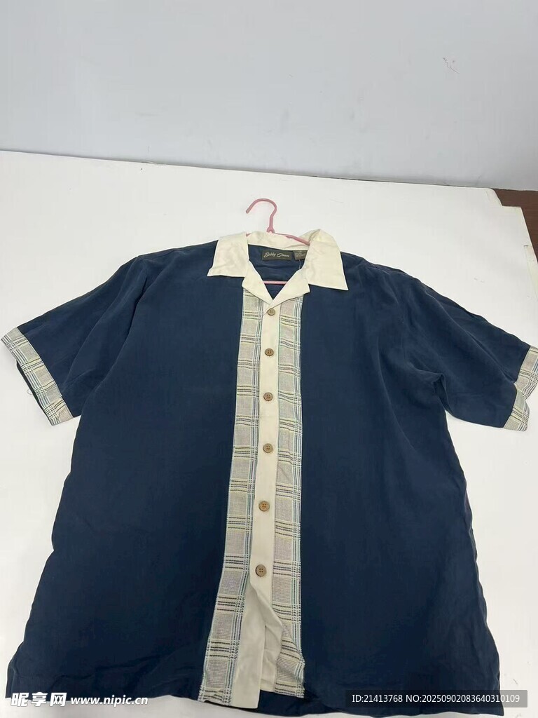 深藍(lán)色短袖襯衫掛于衣架