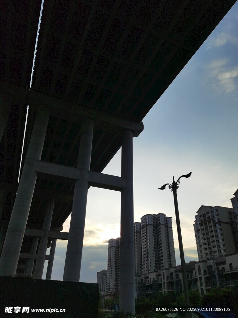 城市高架橋與遠(yuǎn)處建筑剪影