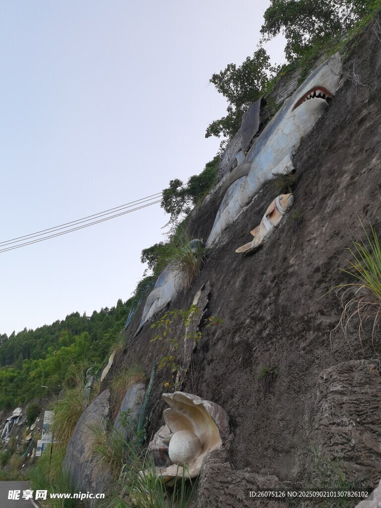 山坡上的海洋場景雕塑