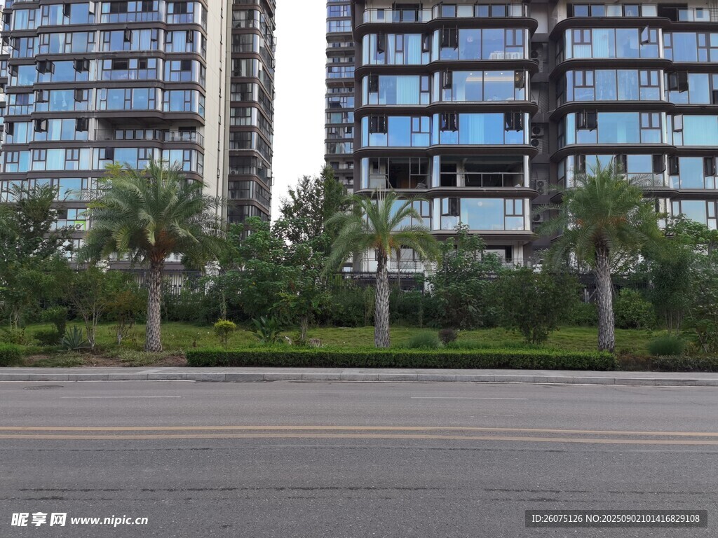 現(xiàn)代高層住宅與綠植景觀