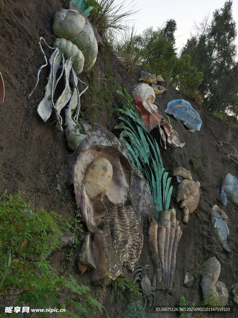 巖壁上多樣海洋生物雕塑