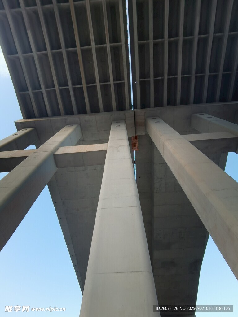 仰視下的建筑鋼梁結(jié)構(gòu)