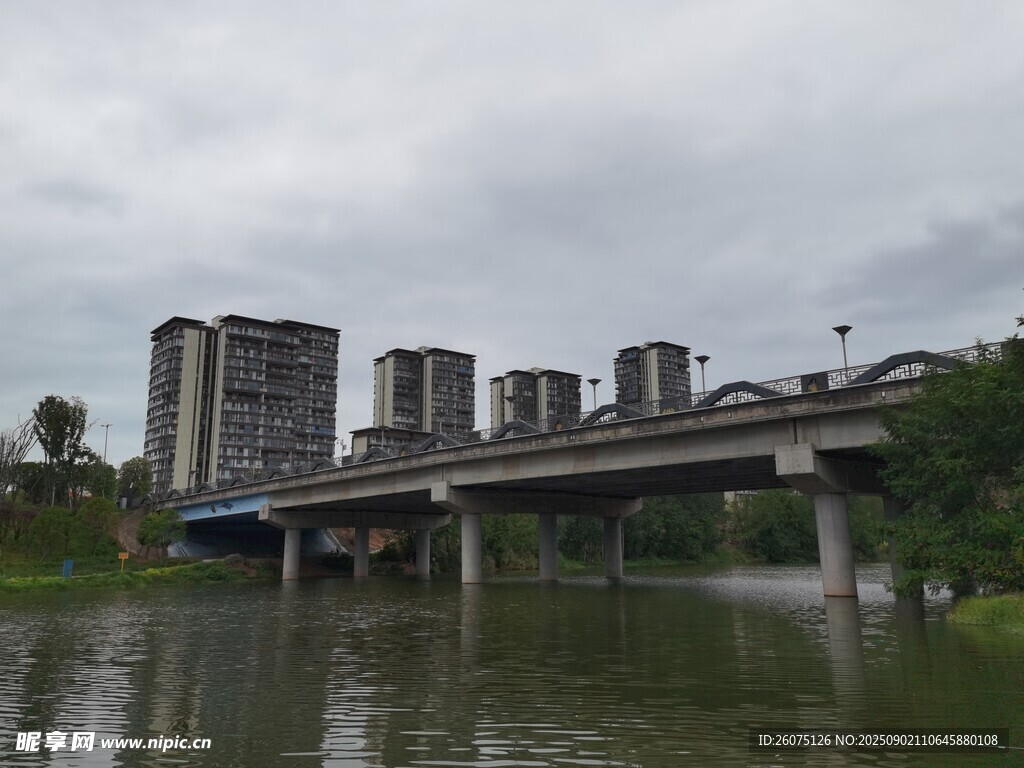 城市河畔橋梁與高樓景觀