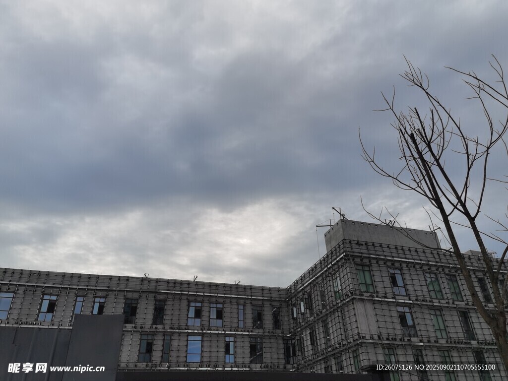陰天中的在建高樓