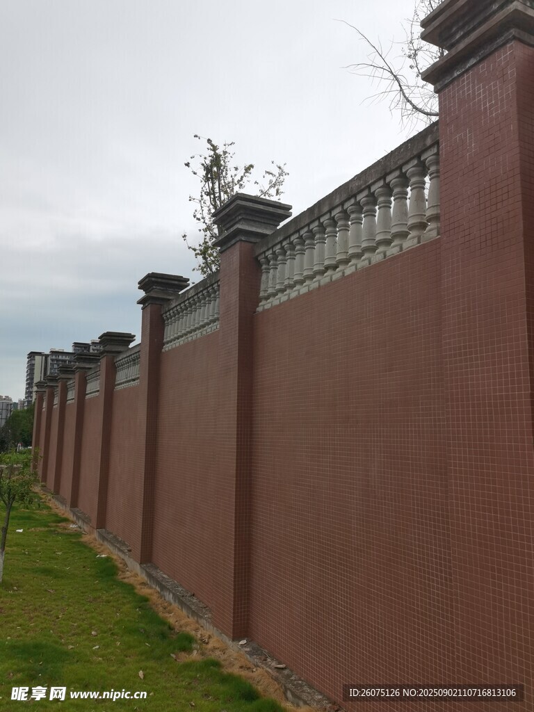 紅墻圍欄綠意相伴
