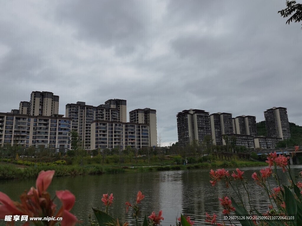 湖畔高樓與繁花景致