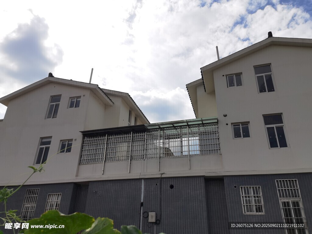 兩層白色住宅建筑外觀