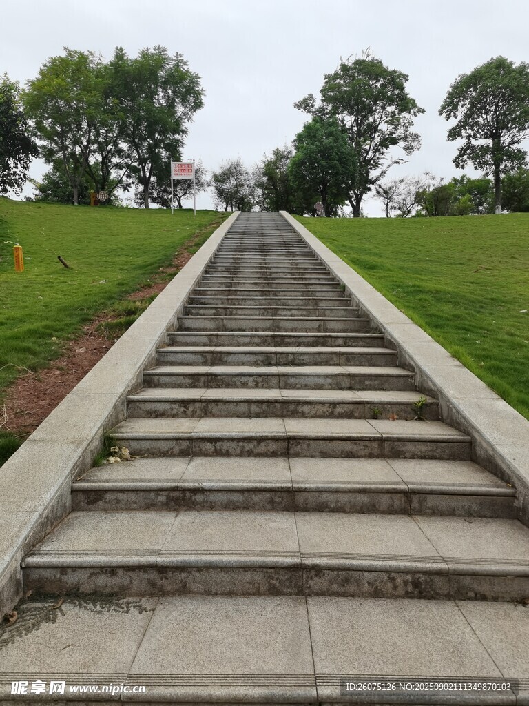 戶外延伸的石階步道