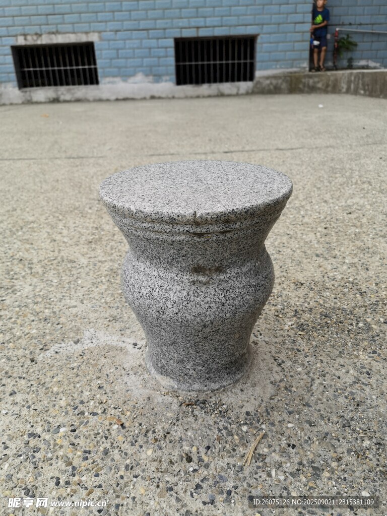 古樸石制休息凳