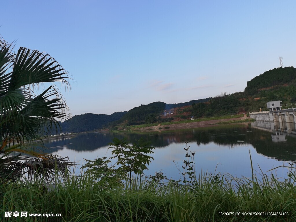 寧?kù)o湖面與自然風(fēng)光