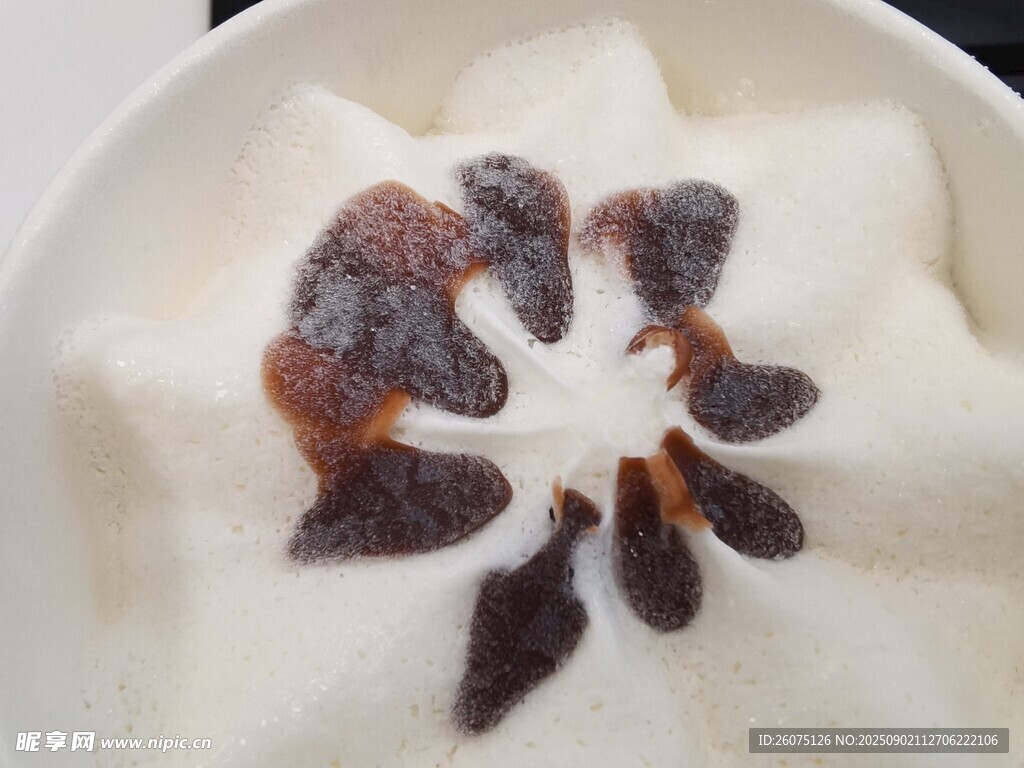 巧克力點綴的奶油冰激淋