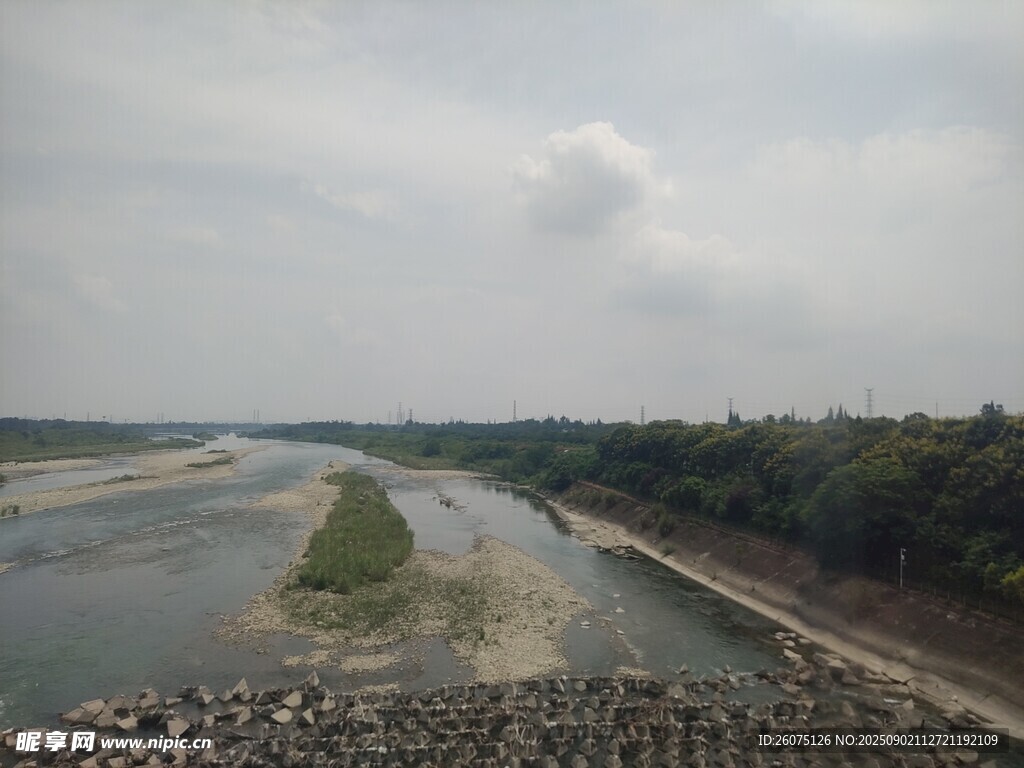 蜿蜒河流與岸邊景致