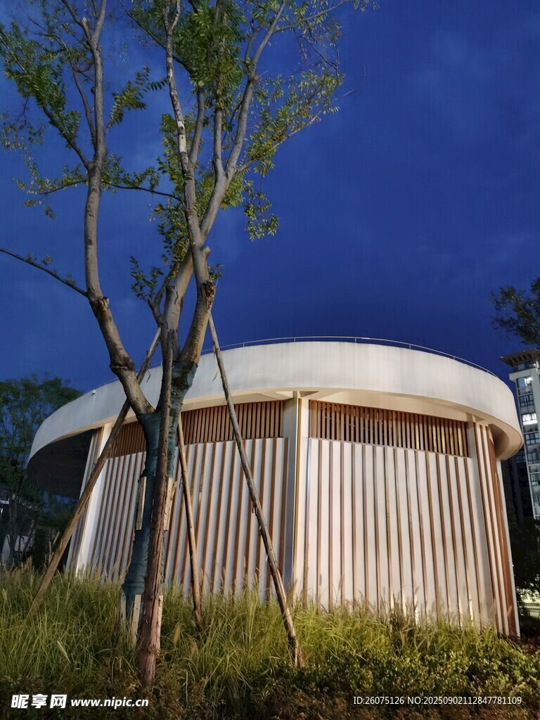戶外圓形建筑與樹(shù)木景觀