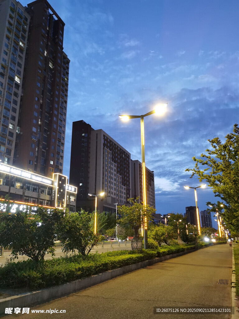 城市黃昏時的街道與高樓