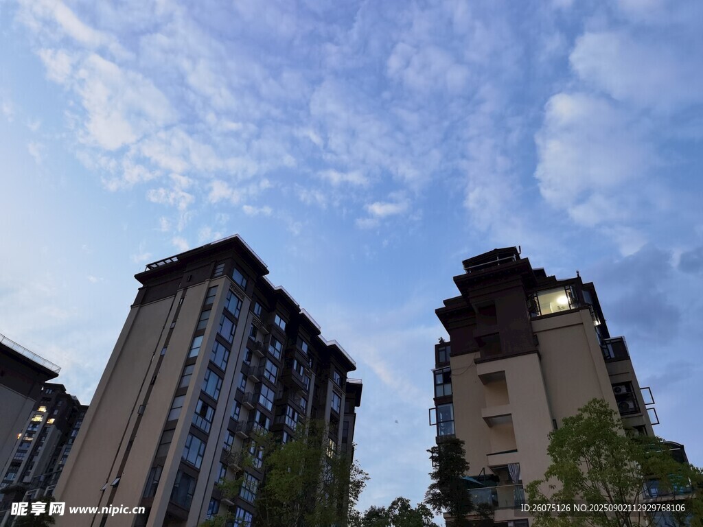 藍天白云下的城市建筑