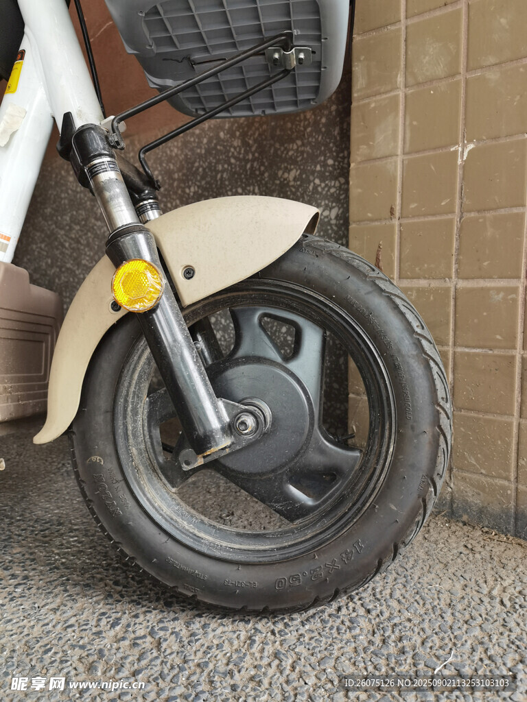電動(dòng)自行車(chē)前輪特寫(xiě)