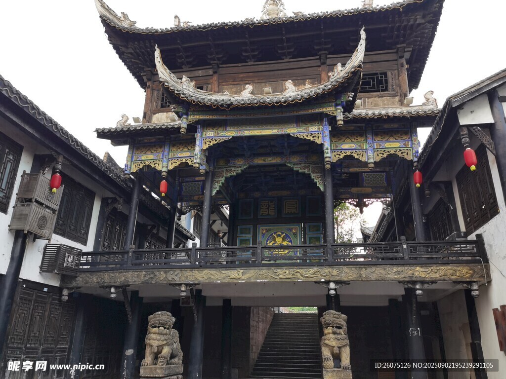 中式古建門樓盡顯古韻