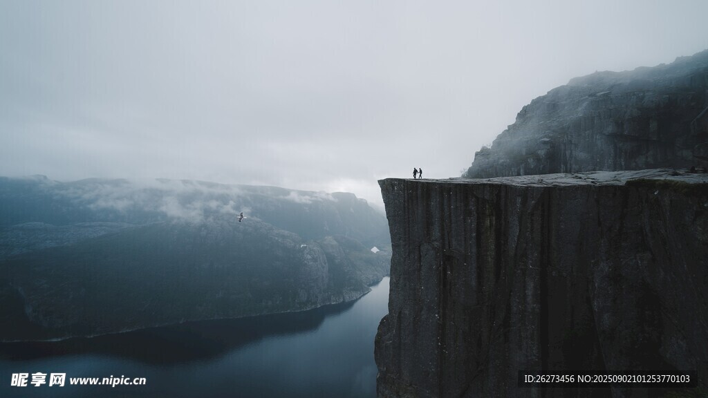 懸崖邊的壯闊湖景