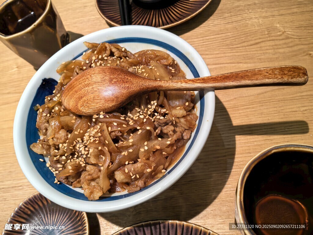 木勺盛著美味谷物早餐