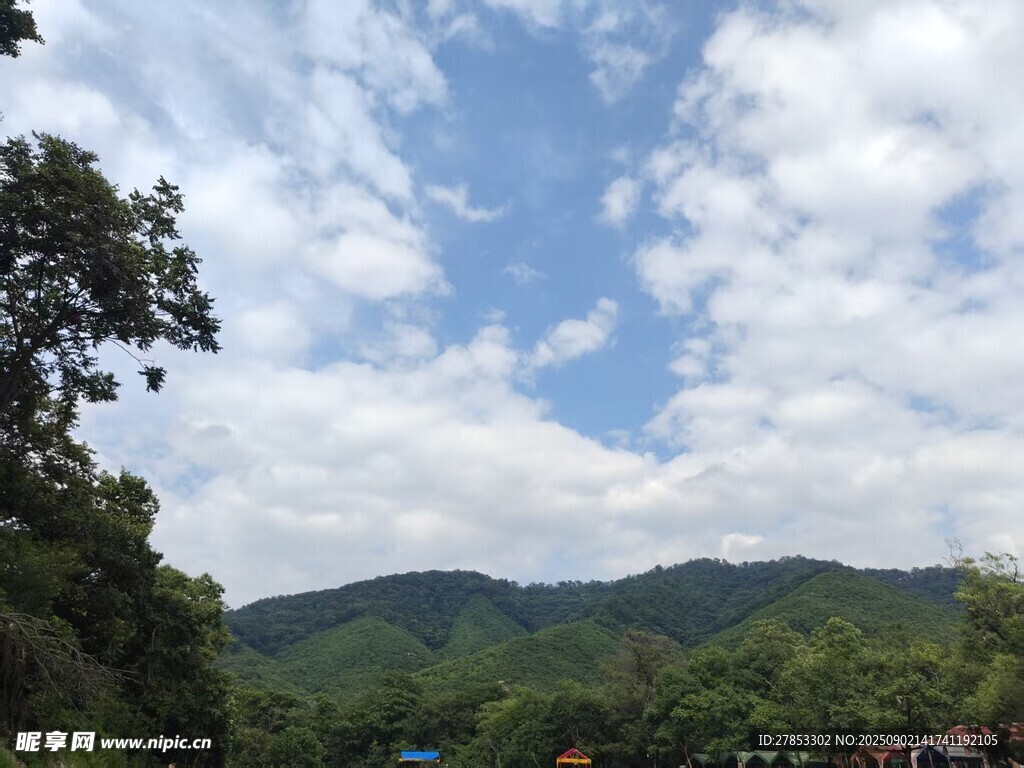 山林間的藍(lán)天白云美景