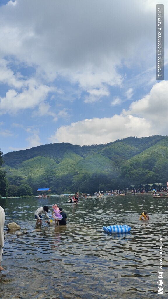 湖畔戲水場(chǎng)景