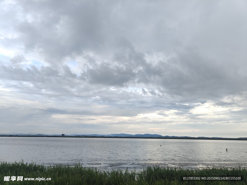 湖畔陰云密布的寧靜景致