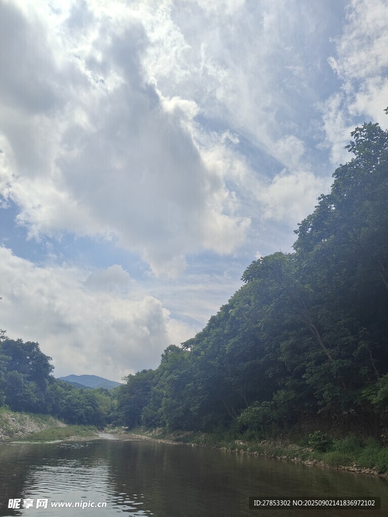 河畔山林間的自然風(fēng)光
