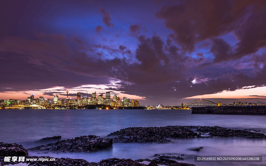 夜幕下的海濱城市美景
