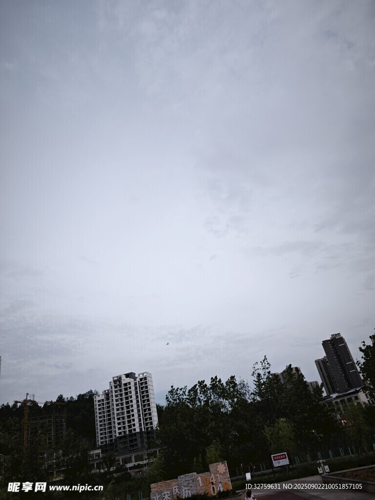 陰天城市與樹林景觀