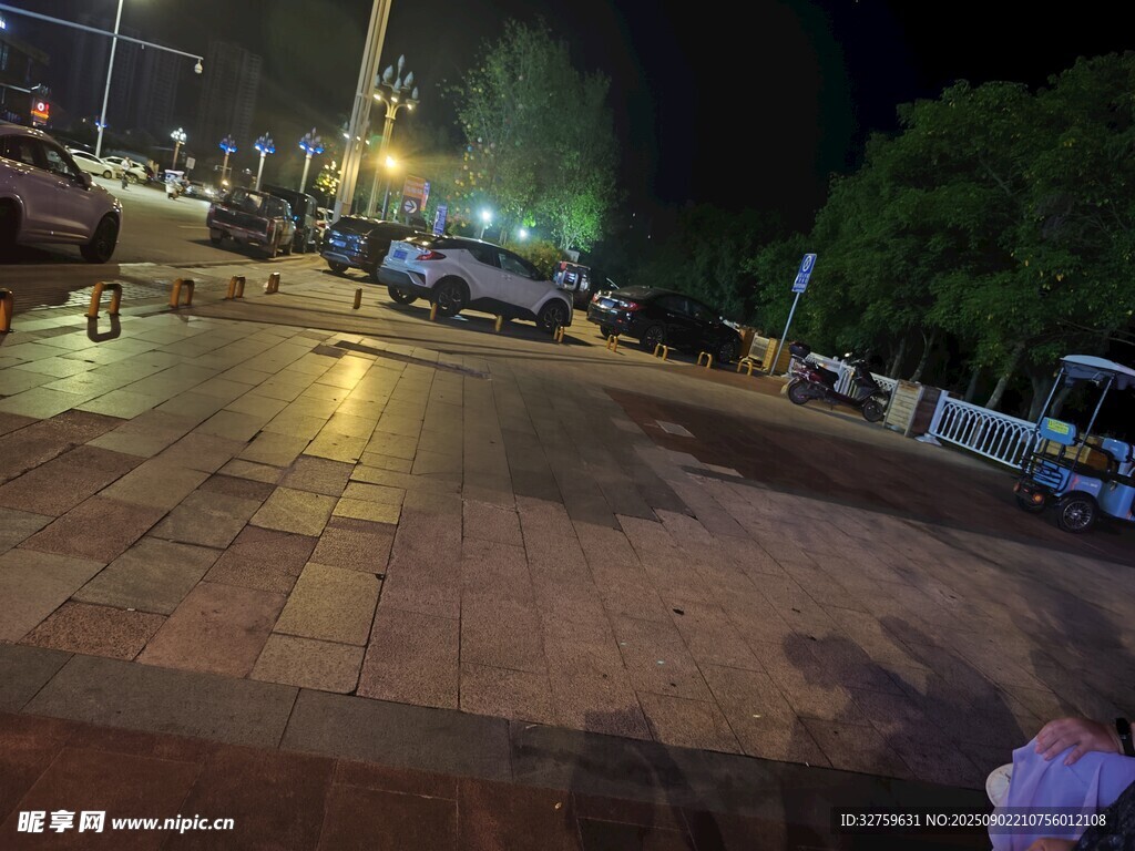 夜晚城市街道景象