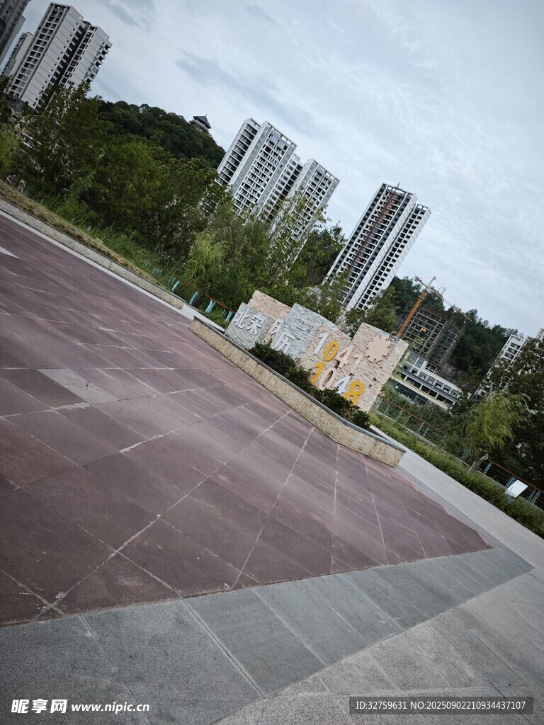 城市中的開闊廣場場景
