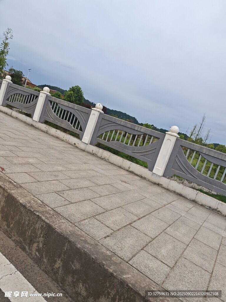 戶外石板路與圍欄景觀