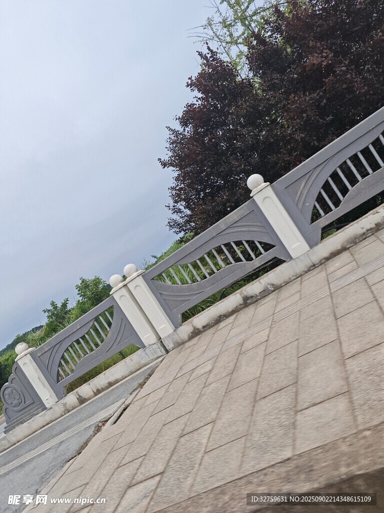 戶外白色圍欄與磚砌路面