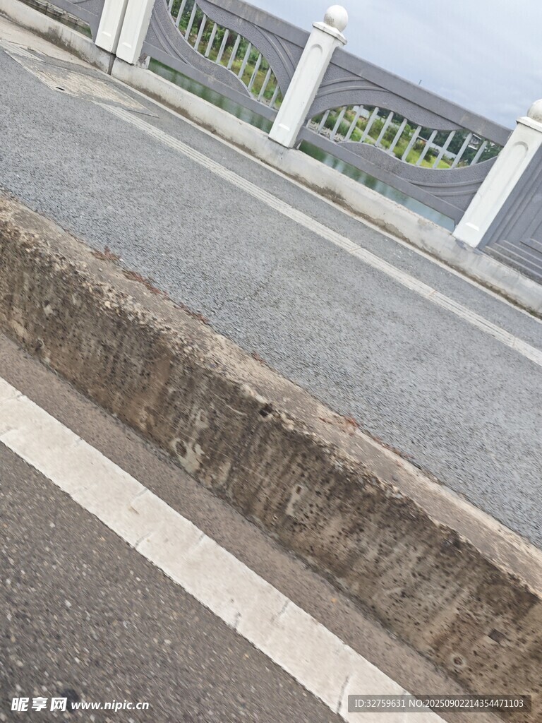 道路邊緣破損景象