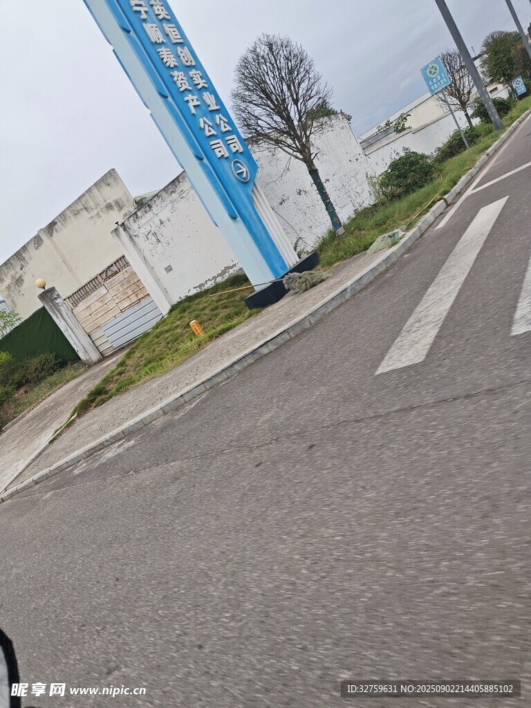 道路旁的藍白立柱景觀