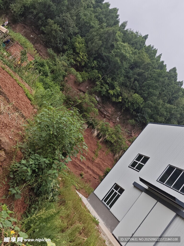 山坡旁的現(xiàn)代建筑