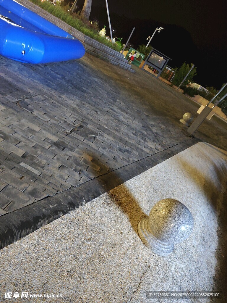 夜晚地面上的金屬小球