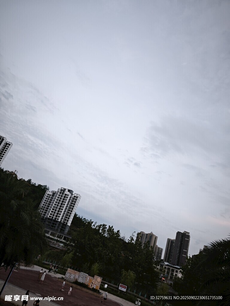 城市高樓與陰沉天空景象