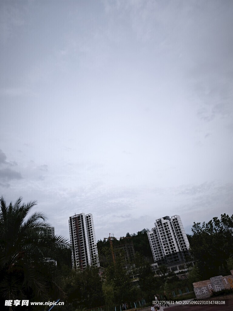 陰天城市高樓景象
