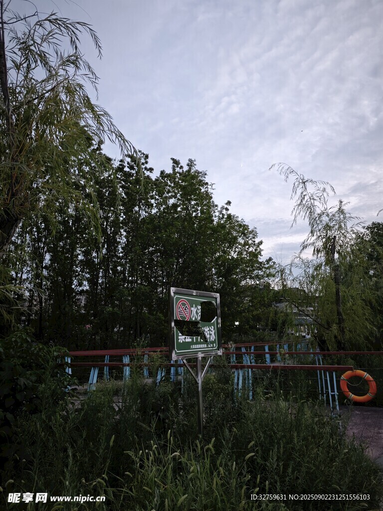 公園湖邊景致